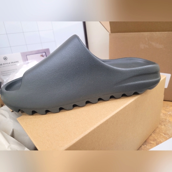 Yeezy Slide - Dark Onyx - SOLD - Picture 2 of 3